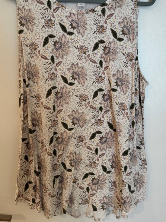 Tops - Sleeveless Floral Tank Top